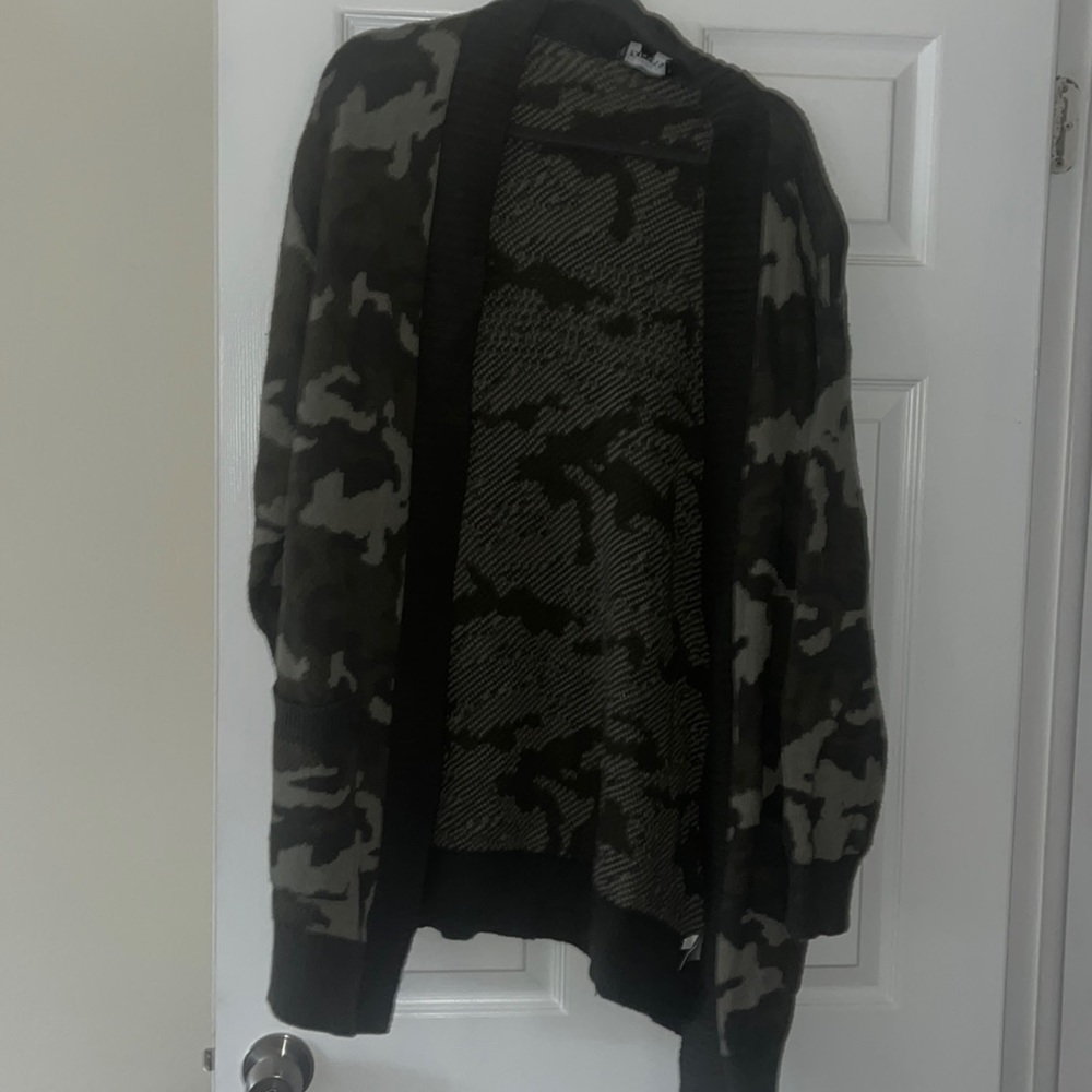 EXCELLENT CONDITION EXPRESS CARDIGAN